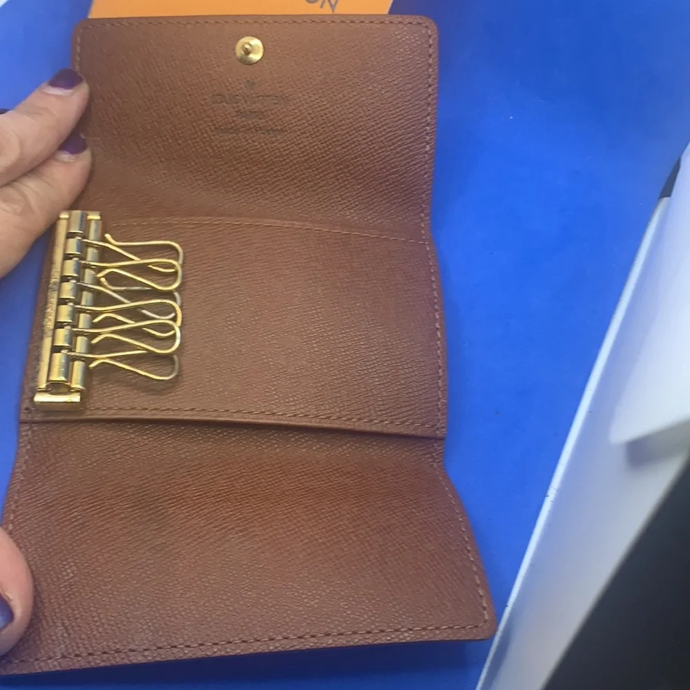 🤎 Louis‎ Vuitton Monogram signature design LV Logo 6 key holder